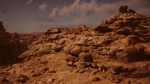 Illumination sereine de l'aube sur un terrain accidenté avec des couleurs ocres atténuées