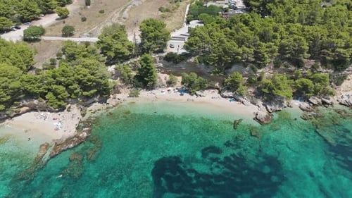Vista aérea da praia de Paklina Fkk em Bol na Ilha Brac, Split Dalmácia, na Croácia. Vac de verão