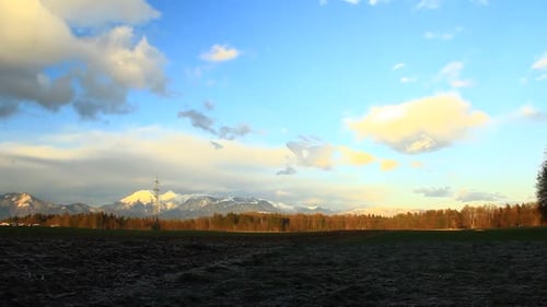 Naturaleza en invierno bajo las nubes