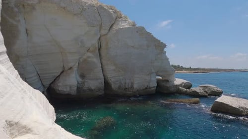 Imagen panorámica lenta de las hermosas calas costeras y las azules aguas tropicales de Rosh HaNikra