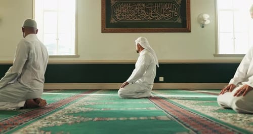 Islamisch, Menschen und Beten in der Gruppe in der Moschee für Frieden, Glauben oder Dankbarkeit gegenüber Allah im Heiligen