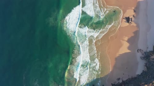 Drone volant au-dessus du rivage avec des vagues bleues d'une beauté incroyable et une eau turquoise
