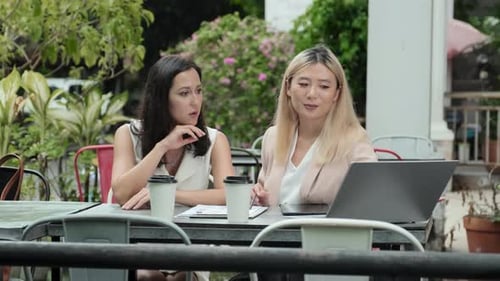 Jóvenes intermediarias interculturales discuten datos en línea en una reunión