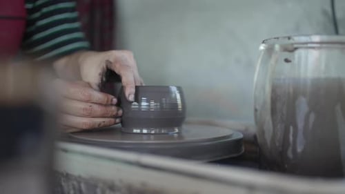 Gros plan du processus de fabrication de la poterie.