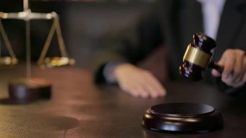 судья бьет молотком