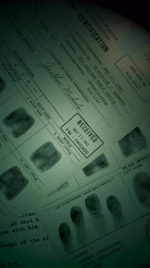 Carte d'identification par empreintes digitales du FBI dans une teinte verte cinématique pour la narration de crimes noirs