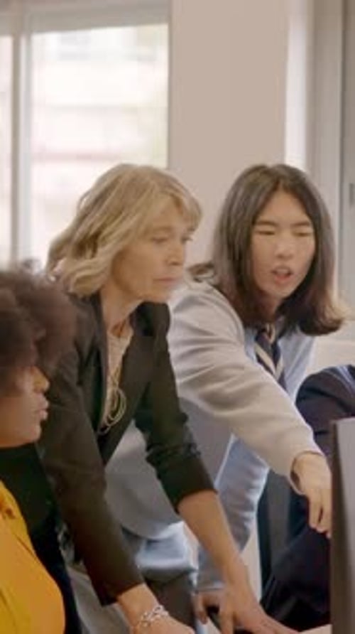 Equipe de trabalho em uma reunião na frente de um computador