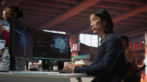 CTO-Manager eines KI-Startups, der beim Programmieren Kaffee trinkt
