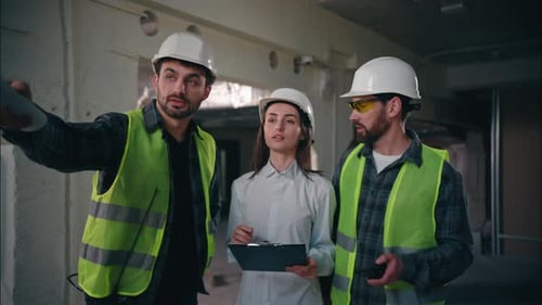 Drei kaukasische Mitarbeiter planen Start-up Manufaktur Arbeiter Männer Ingenieure Bauarbeiter