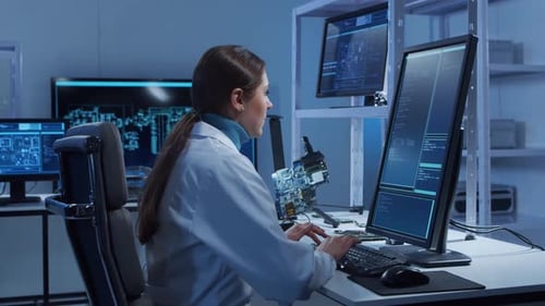 Die Mikroelektronik-Ingenieurin arbeitet in einem modernen wissenschaftlichen Labor an Computersystemen und