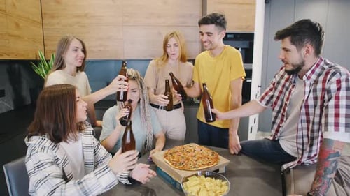 Amigos estão desfrutando de uma atmosfera casual e feliz, se unindo com bebidas e pizza enquanto conversam e
