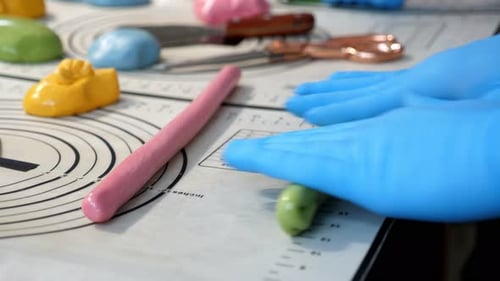 Gros plan d'un pâtissier étalant du caramel doux sur une table dans une pâtisserie