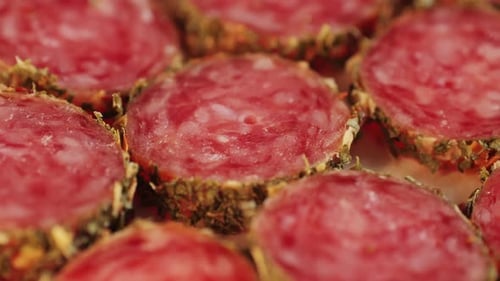 Mélange de saucisses de porc espagnoles, planche à découper et appétissante collation catalane : fuet, jambon, chorizo, olives