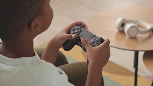 Junge mit Controller spielt Videospiel