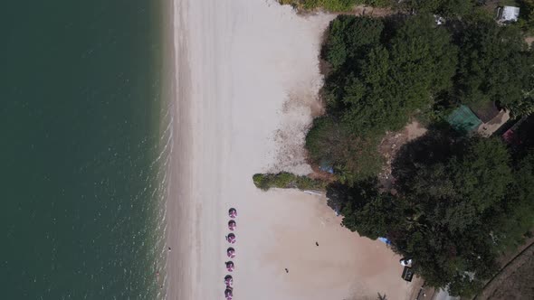 Parasols at Sand beach Rekreasi Kastam with turquoise water on Langkawi ...