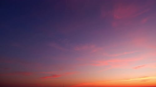 Un timelapse capture le majestueux lever du soleil, des images en accéléré.