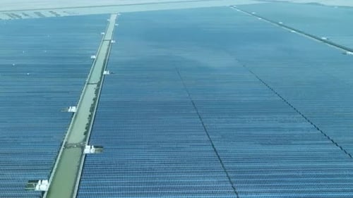 Luftaufnahme der Solarpanel-Farm, 4K-Drohnenaufnahme
