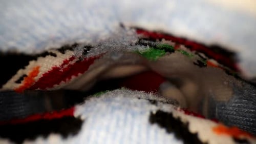 Schieben Sie sich in eine lebendige, mehrfarbige Schneemannsocke. Bewegen Sie sich mit einer Weitwinkelsonde durch die funky Socke