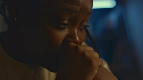 Visage d'une femme traumatisée ayant des pensées compulsives la nuit