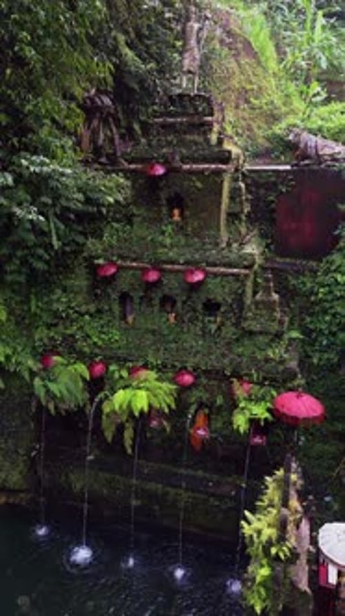 Vue verticale par Drone du temple Pura Taman Pecampuhan Sala entouré d'une végétation luxuriante à Bali