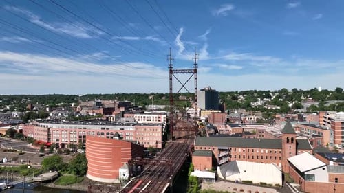 Eine Luftaufnahme der Norwalk River Railroad Bridge an einem sonnigen Morgen. Der Drohnen-Kamera-Dolly aus