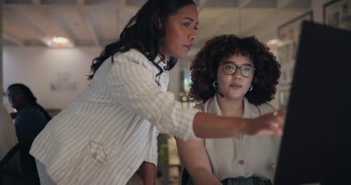 Trabalho em equipe, mulheres noturnas e empresárias em projeto online de computador com comunicação e planejamento