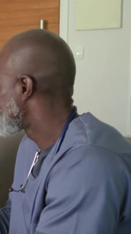 Vidéo verticale : document de consultation en gommage expliquant sur le canapé de la maison, un stéthoscope, une tablette, un espace de copie