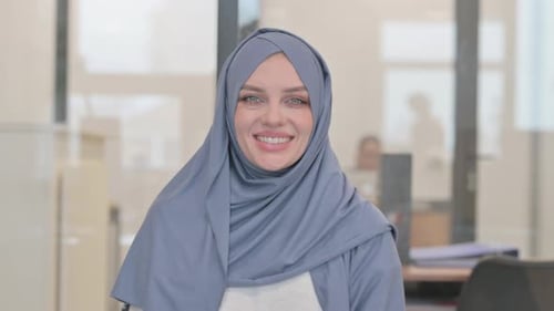 Retrato de mujer árabe sonriente en hijab