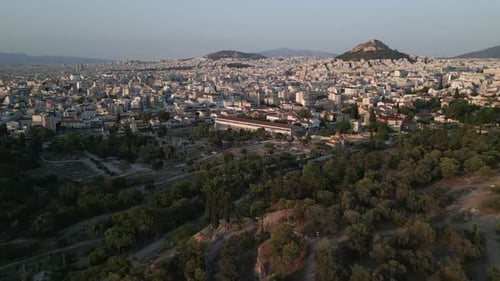 Zumbido panorámico al atardecer sobre el antiguo Ágora, Atenas