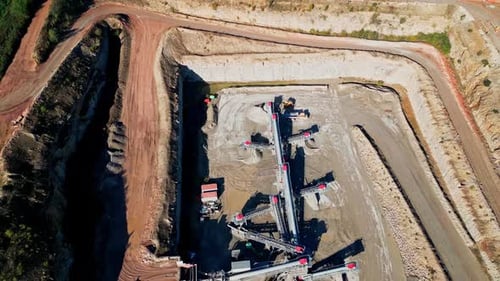 Ansicht von oben auf eine Förderbandmaschine mit Aggregatbrecher, die in einem Steinbruch arbeitet. Ausrüstung für die Bergbauindustrie