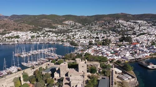 Blick auf das Schloss Halikarnassos und die Yachten in Bodrum, Türkei