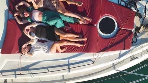 Luftaufnahme Sunset Joy Models tanzen auf dem Jachtdeck