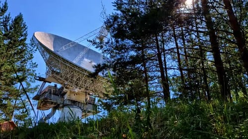 Plan filmé à basse altitude de l'énorme antenne parabolique du radiotélescope RT-32 de l'ex-Union soviétique à des fins de recherche