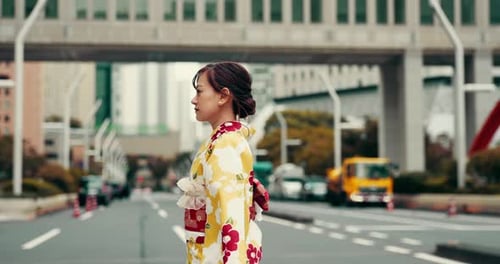 Viaje, mulher e caminhe de quimono na rua para aventuras na cidade, explorando