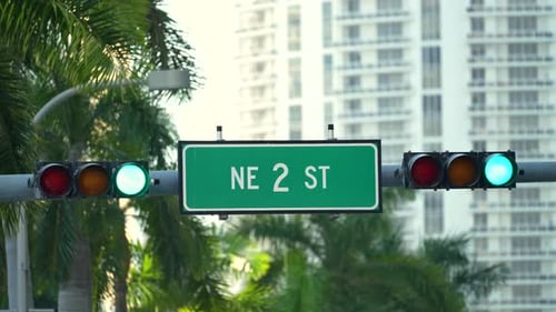 Semáforos mudando de verde para vermelho regulando a condução de carros na City Street em Miami, Flórida