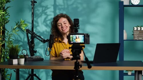 человек записывает видео в домашней студии