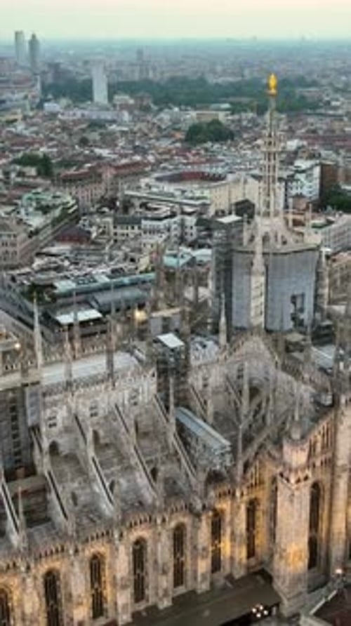 Vista vertical de la Plaza de la Catedral de Milán, Italia
