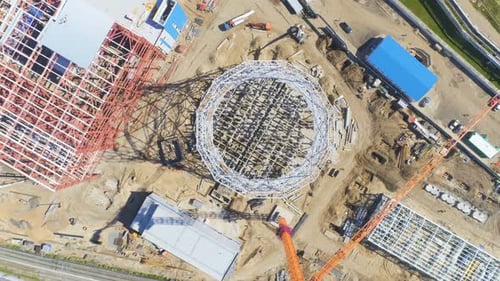 Construcción de una potente central térmica en campo arado