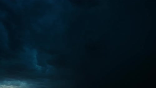 Unwetterwolken über ihnen mit blinkenden Blitzen