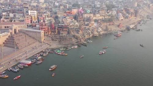 Vista aérea de los Ghats en Varanasi en el río Ganges en Uttar Pradesh, India.