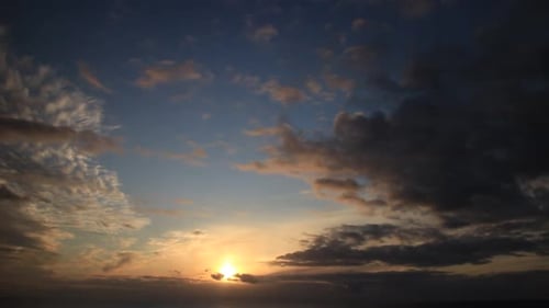 Am frühen Morgen, Sonnenaufgang über dem Meer. Zeitraffer