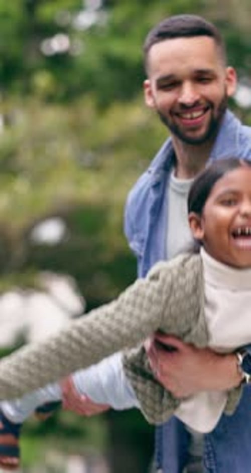 Familie, Park und Vater mit Kind fliegen zur Bindung, Beziehung und zum Spielen im Freien