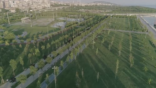 jardin de ville près de la mer Maltepe