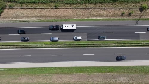 Luftaufnahmen der unterschiedlichen Verkehrsbedingungen auf der Autobahn