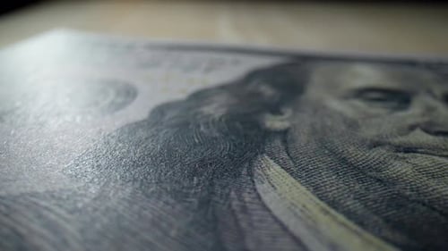 Vue macro d'une pile de billets de 100 dollars américains. 4K.