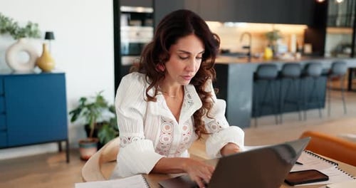 Mulher, digitação e laptop para trabalho remoto em casa com feedback de jornalista, editor de blog ou artigo