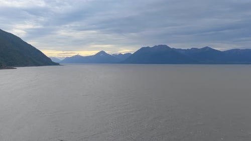 Luftaufnahme von Bergen und Wasser, Vereinigte Staaten.
