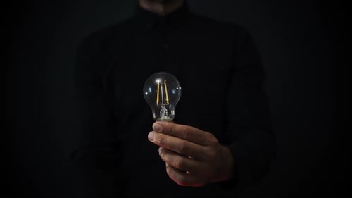 Glühbirne, Licht, Idee, Konzept, Energie, elektrische Lampe in der Hand, Innovation, kreatives Technologiekonzept