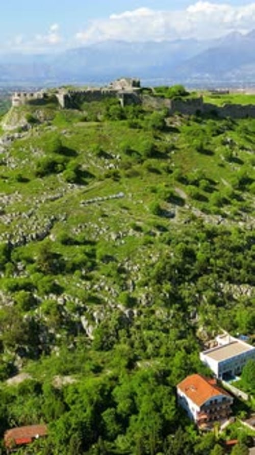 Vue aérienne par Drone du château de Lezhe à Lezhe, en Albanie. Verticale