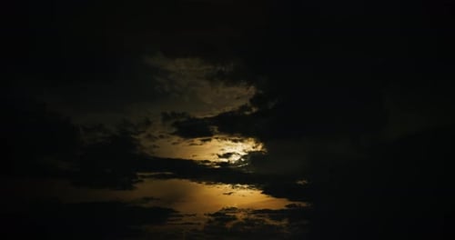 Zeitraffer des von Wolken bedeckten Vollmonds